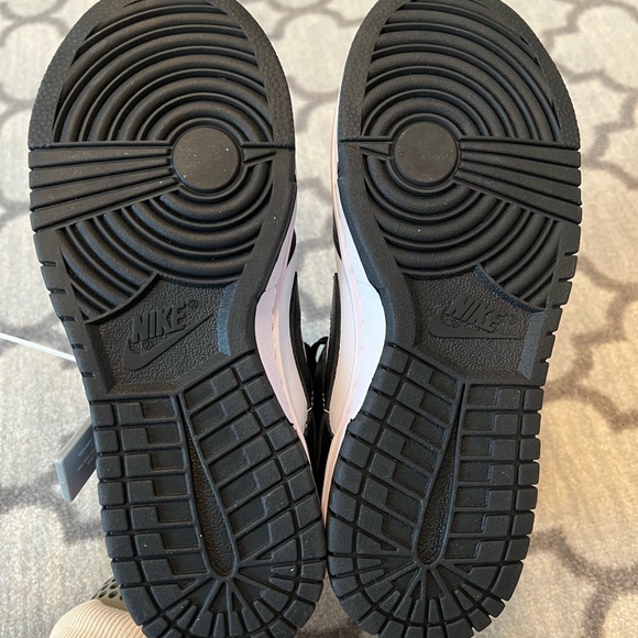 Nike PANDA Dunks - Picture 2 of 4